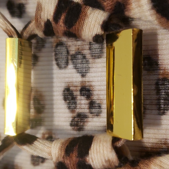 Guess short sleeved leopard print top w/front gold detail size xl - Picture 3 of 5